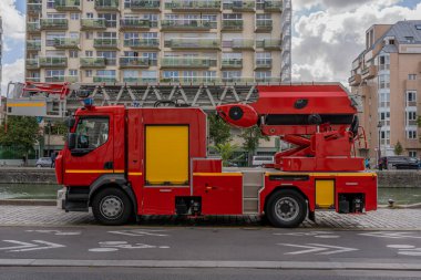 Saint-Martin Kanalı 'nda katlanabilir merdiveni olan kırmızı bir itfaiye aracı.