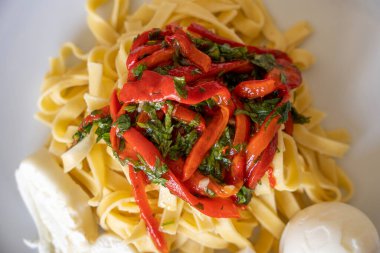 Tabakta peynirli ve yumurtalı kırmızı biberli makarna