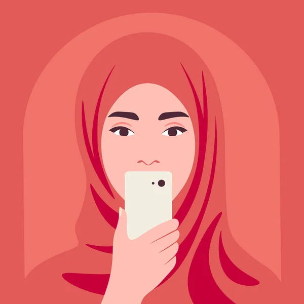 Potret Seorang Wanita Muslim Muda Yang Melihat Dalam Smartphone Nya - Stok Vektor