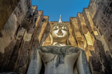 Sukhothai Eyaleti, Tayland - 20 Nisan 2018: Eski Buda Heykeli Wat Srichum 'un İçindeki Popüler Turist Çekimi Tayland' ın Sukhothai Eyaleti.