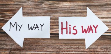 Yüce İsa 'nın yaşam tarzı. Sonsuz yaşama giden yolu seç. Tanrı 'yı. İncil 'deki ilahi bilgelik, rehberlik, liderlik ve Hıristiyan büyümesi kavramı. Kağıt oklar üzerinde el yazısıyla yazılmış kelimeler. Yakın çekim..