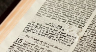 Sadık Hıristiyan müritlerinin Tanrı 'ya itaat ve umudu hakkındaki kutsal İncil pasajlarına tuz döküldü. İncil 'deki tuzlu toprak kavramı. İnananlar, dünya ışığıdır. Yakın çekim..