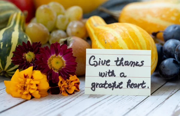 Una Cita Manuscrita Dar Gracias Con Corazón Agradecido Con Frutas — Foto de Stock