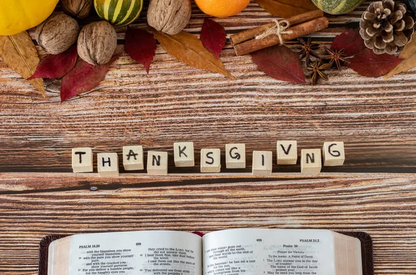 手書きの手紙を木製の立方体に感謝祭の言葉は 聖書の本を開き 木製のテーブルの上に果物を秋 キリスト教の感謝祭の概念 最上階だ 神イエス キリストへの感謝 — ストック写真