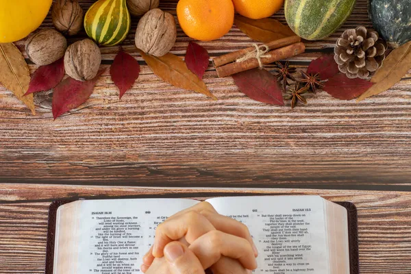 Orando Manos Santa Biblia Abierta Con Coloridos Alimentos Frutas Otoño — Foto de Stock