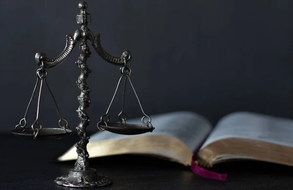 Hukuk ve adalet, İncil 'deki Hristiyan kavramı. Eski çağlardan kalma tartı dengesi ile karanlık bir geçmişi olan kutsal kitap dengesi. Yüce İsa, Kıyamet Günü 'nde adil bir şekilde hüküm verir. Yakın çekim..