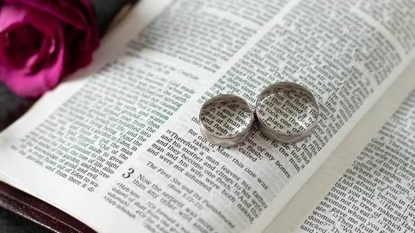 Anillos Compromiso Libro Abierto Santa Biblia Con Rosa Amor Confianza — Foto de Stock
