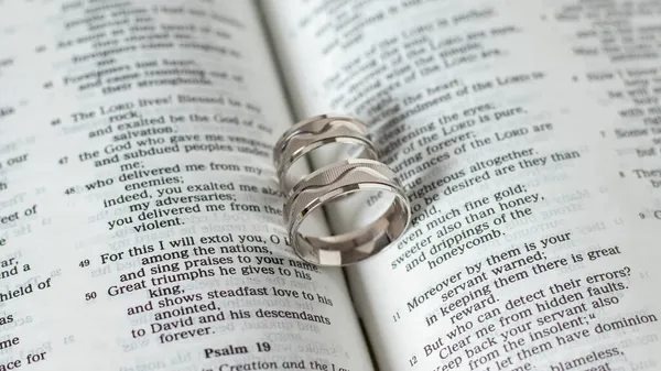 Zaręczyny Obrączki Ślubne Białe Złoto Otwartej Biblii Błogosławieństwo Dar Boga — Zdjęcie stockowe