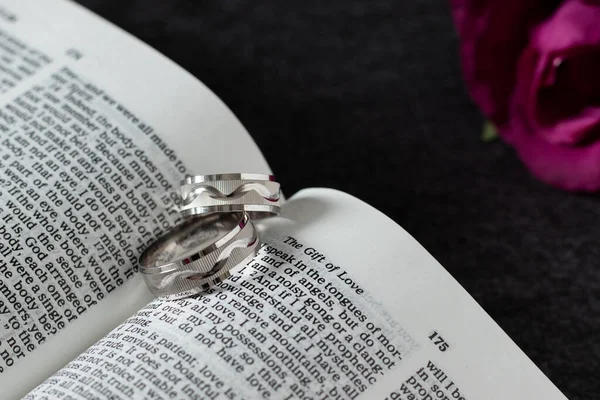 Anillos Compromiso Oro Blanco Libro Abierto Biblia Con Una Rosa — Foto de Stock