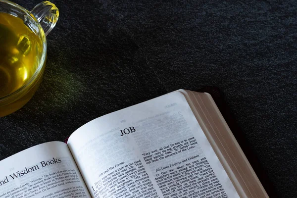 Öppen Bibeln Bok Med Kopp Kaffe Mörk Bakgrund Den Bibliska — Stockfoto