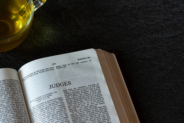 Öppen Bibeln Bok Med Kopp Kaffe Mörk Bakgrund Den Bibliska — Stockfoto
