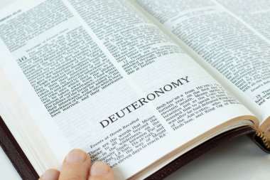 Deuteronomy Kutsal İncil Kitabı. Eski Ahit 'in yakın çekimi. Yüce İsa 'nın ikinci yasası. İsa 'nın İncil' deki umudu, inancı ve Tanrı 'ya olan güveni kavramı. Tevrat çalışıyorum..
