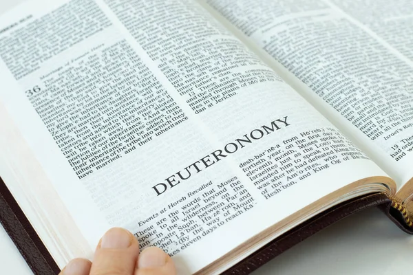 Deuteronomium Bible Svatá Detailní Záběr Otevřeného Starého Zákona Druhý Zákon — Stock fotografie