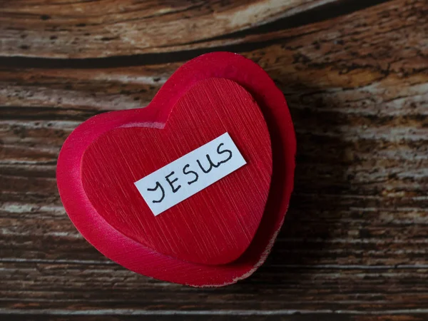 Coração Vermelho Com Nome Escrito Mão Jesus Fundo Mesa Madeira — Fotografia de Stock