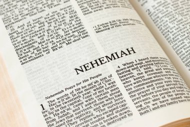 Nehemiah İncili Kutsal Hristiyan Kutsal Kitabı Eski Ahit. İncil konsepti. Tanrı 'nın Sözü ve İsa' nın İngilizce yazılmış sayfaları. Yakın çekim..