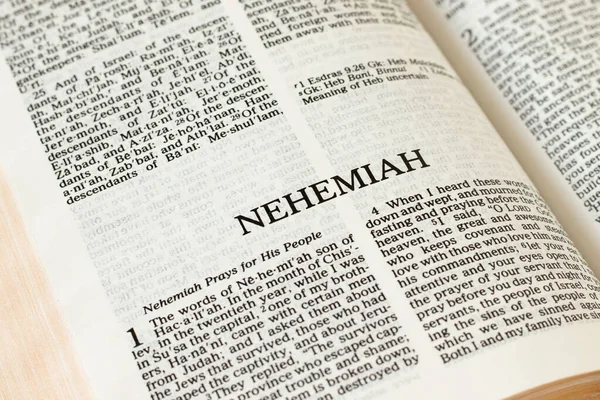 Biblia Nehemiasza Otwarta Księga Świętego Chrześcijańskiego Pisma Świętego Stary Testament — Zdjęcie stockowe