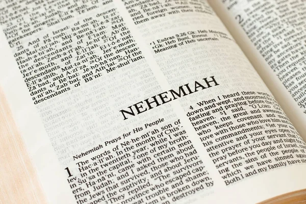 Nehemiah İncili Kutsal Hristiyan Kutsal Kitabı Eski Ahit. İncil konsepti. Tanrı 'nın Sözü ve İsa' nın İngilizce yazılmış sayfaları. Yakın çekim..
