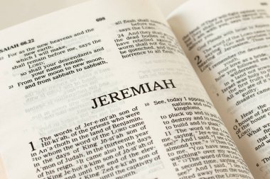 Kutsal İncil 'i aç Jeremiah peygamberlik kitabı beyaz arka planda Eski Ahit Kitabı. İncil 'deki kehanet, güven ve Tanrı' ya olan inanç kavramı. Yakın çekim..
