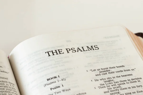 Open Holy Bible Psalms Book Escritura Del Antiguo Testamento Sobre — Foto de Stock