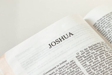 Joshua Bible beyaz arka plan üzerine açık bir kitap. - Yakın çekim. Eski Ahit 'i okuyorum. İnanç, inanç ve Tanrı 'ya ve İsa Mesih' e güven. Hıristiyan İncili kavramı.