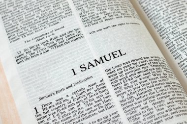 Samuel, yakın plan İncil 'i aç. Eski Ahit Kutsal Kehaneti. Tanrı 'nın sözlerini inceliyorum. İncil 'deki inanç ve güven kavramı.