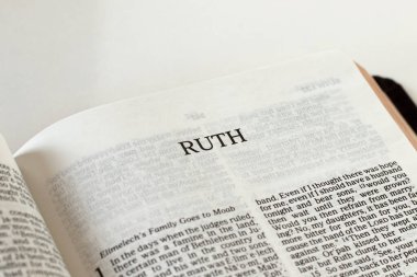 Ruth, beyaz arka planda İncil 'in Eski Ahit Kitabı' nı aç. - Yakın çekim. Tanrı 'nın kelamını okumak ve incelemek. İncil 'deki inanç, güven ve Tanrı' ya itaat kavramı..
