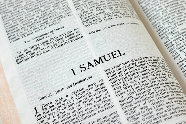 Samuel Öppna Heliga Bibeln Bok Närbild Gamla Testamentets Profetia Studerar — Stockfoto