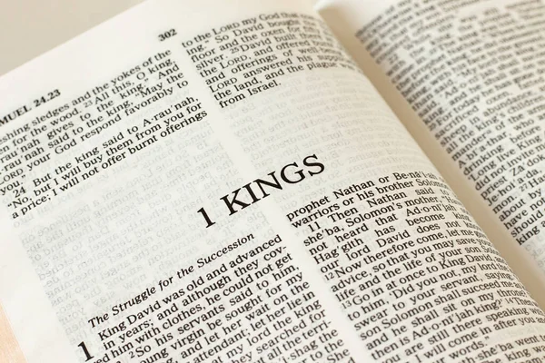 Księga Królewska Otwiera Pismo Święte Zbliżenie Czytanie Studiowanie Starego Testamentu — Zdjęcie stockowe