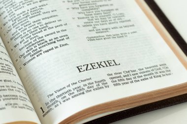 Ezekiel Kutsal İncil 'i aç. - Yakın çekim. Kutsal Kitap 'taki Eski Ahit kehanetini inceliyorum. Hıristiyan İncili kavramı.
