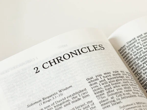 2 Chronicles beyaz arka planda kutsal kitabı açar. - Yakın çekim. Tanrı 'dan esinlenilmiş Eski Ahit' i okuyorum. İncilsel kavram.