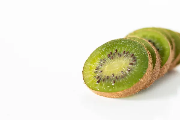 Grön Kiwi Frukt Skivad Och Isolerad Vit Bakgrund Med Kopieringsutrymme — Stockfoto