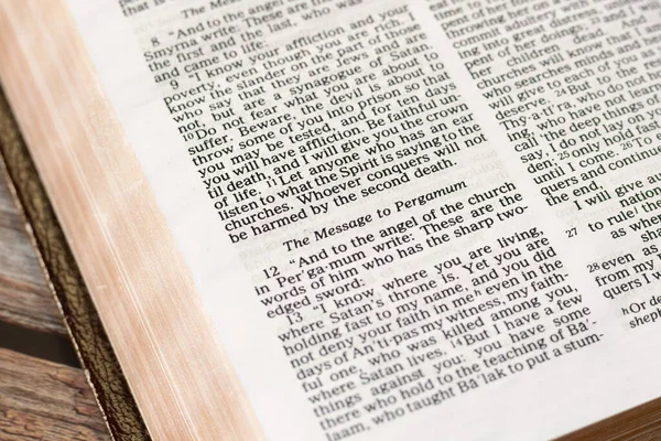 Mensagem Para Igreja Pérgamo Deus Jesus Cristo Livro Aberto Bíblia — Fotografia de Stock