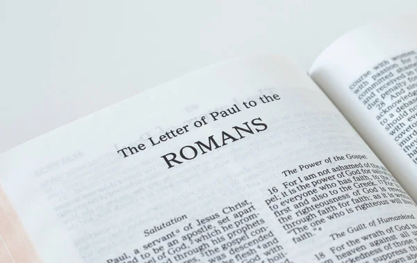 Rzymianie Otwierają Świętą Księgę Biblijną Białym Tle Zbliżenie Pismo Nowego — Zdjęcie stockowe