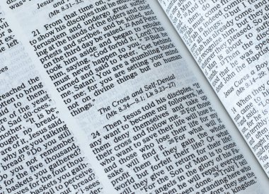 Haç ve özverili İncil ayetleri. Tanrı 'nın öğretileri. İncil 'deki Hristiyan İncil' i okuma kavramı. Yakın çekim..