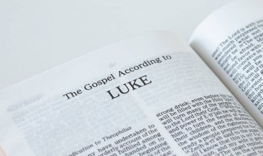 İncil 'den Luke Gospel. Tanrı' dan ve İsa 'dan esinlenerek yakın plan. Yeni Ahit Kutsal Kitabı beyaz bir arkaplanda izole edildi.