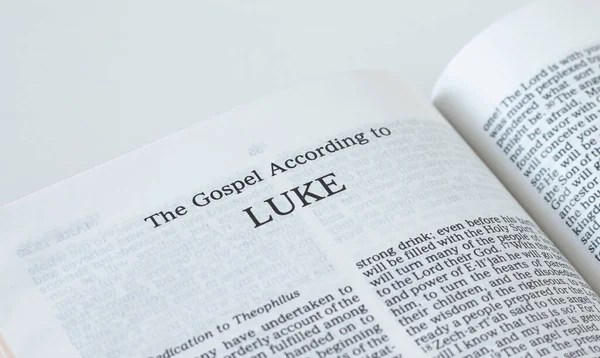 İncil 'den Luke Gospel. Tanrı' dan ve İsa 'dan esinlenerek yakın plan. Yeni Ahit Kutsal Kitabı beyaz bir arkaplanda izole edildi.