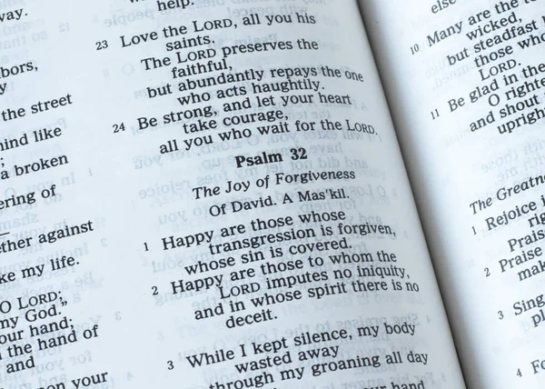 Psalm Förlåtelsens Glädje Verser Öppna Den Heliga Bibelboken Närbild Den — Stockfoto