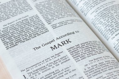 Kutsal İncil 'den Mark İncili. Tanrı' dan ve İsa 'dan esinlenilmiş. Yakın plan. Yeni Ahit Kutsal Kitabı beyaz bir arkaplanda izole edildi.