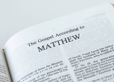 Kutsal İncil 'den Matthew Gospel. Tanrı' dan ve İsa 'dan esinlenilmiş. Yakın plan. Yeni Ahit Kutsal Kitabı beyaz bir arkaplanda izole edildi.