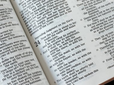 Kıyamet günü, İsa Mesih 'in ikinci gelişi. Kutsal Kitap 'ı aç, Isaiah 24 kehaneti. İncil 'deki adalet ve umut kavramı. Yakın çekim..