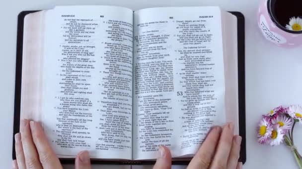 Lidské Ruce Obracející Stránky Bible Svaté Knihy Bílém Stole Šálkem — Stock video