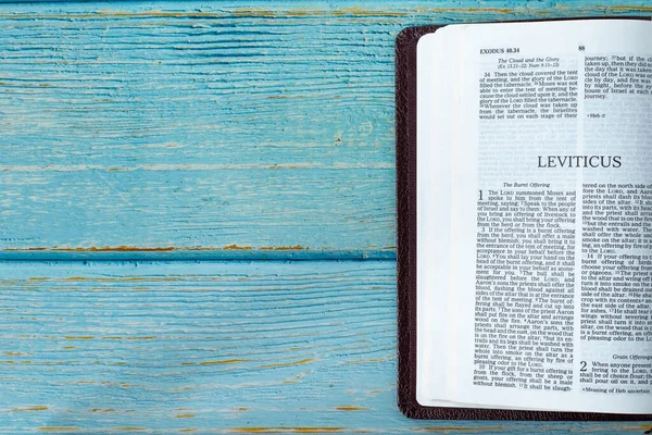 Левіт Відкриває Священну Біблійну Книгу Сільському Дерев Яному Столі Копіювальним — стокове фото