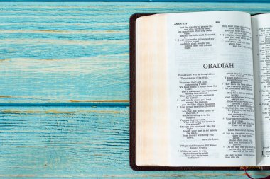 Obadiah, kutsal kitabı aç. Kırsal ahşap arka planda fotokopi alanı var. Üst masa manzaralı. Eski Ahit Kutsal Kehanet Çalışması, Hristiyan İncili kavramı.