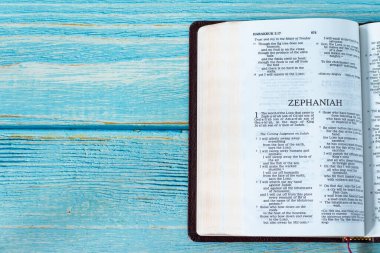 Zephaniah, Kutsal Kitap 'ı fotokopi uzayı olan ahşap bir arka planda aç. Üst masa manzaralı. Eski Ahit Kutsal Kehanet Çalışması, Hristiyan İncili kavramı.