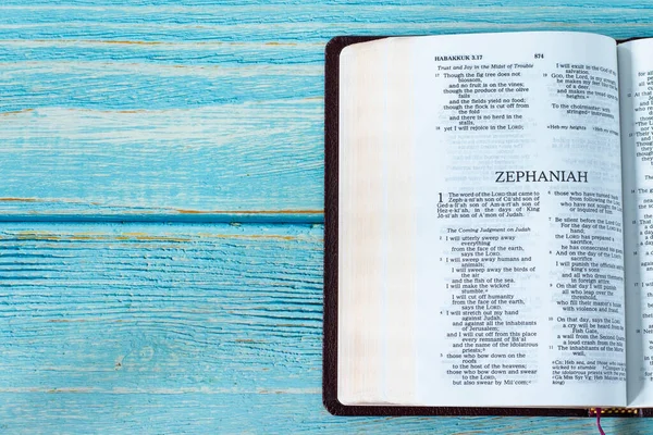 Zefaniasz Otworzyć Świętą Księgę Biblijną Rustykalnym Drewnianym Tle Miejsca Kopiowania — Zdjęcie stockowe