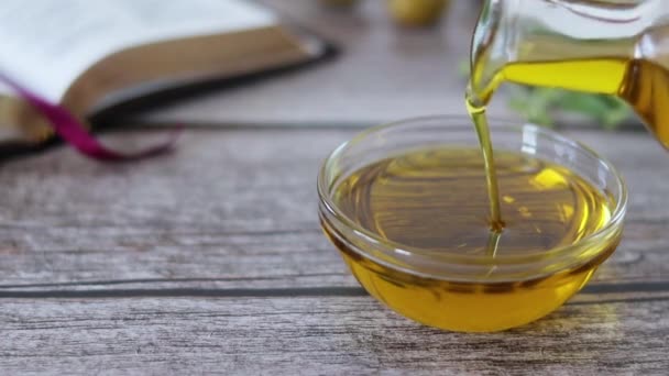 Hand Holding Glass Jar Pouring Out Pure Virgin Olive Oil — Stock Video