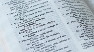 Kutsal Kitap Isaiah 9: 6 'da Tanrı' nın kehaneti İsa 'nın hükümeti, barış ve kurtuluşu için. İncil 'den eski İncil' i oku. Yakın çekim..