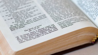 İsa Mesih 'in doğumu, İncil' in altın sayfalı kutsal kitaptaki ayetleri. - Yakın çekim. Luke 'un İncil' i 2. Bölüm. İncil 'deki bağışlama, kurtuluş ve umut kavramları..