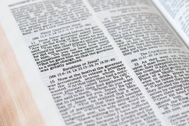 İsa ya da Barabbas, İncil 'deki kutsal kitap. Yakın çekim..