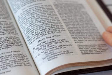 Meryem 'in övgü şarkısı, İncil' in açık bir İncil 'deki ayetleri. - Yakın çekim. İncil 'deki Hıristiyan ibadeti ve Tanrı' nın zaferi..